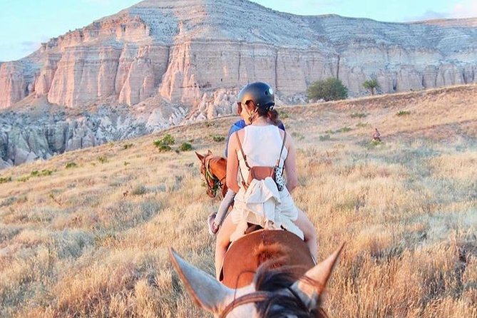 4-Hour-Horsebackriding-Tour through Cappadocia - Red Valley and the changing light