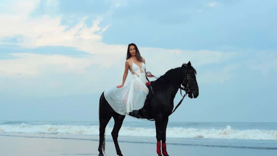 Bali: Sanur Horse Riding for Beginner Experience - Helmets, cowboy hats, and photo time