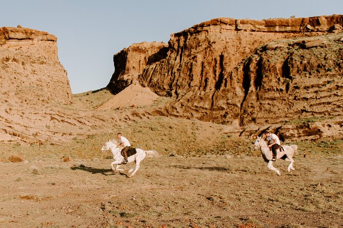 Beach Gallop - Horse Riding Safari for Experienced Riders - The cliff top and the Santorini caldera