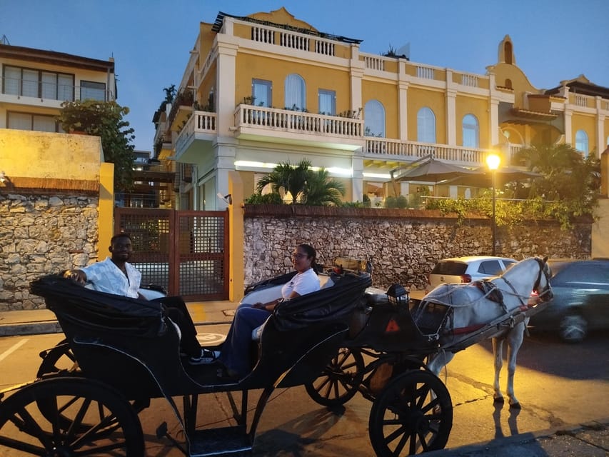 Cartagena: COLLONIAL HORSE DRAWN CARRIAGE by THE OLD CITY - What the guide adds to the ride