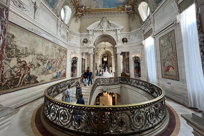 Chantilly Tour: Great Stables and Renaissance Meal from Paris - How the guide affects the value