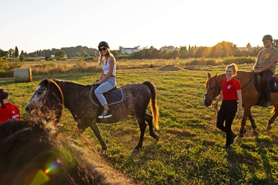Fazana: Sunset 1-hour Horse Riding in Nature with Guide - What first-time riders should expect
