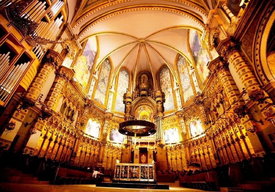 From Barcelona: Half-Day Montserrat & Horse Riding Tour - Visiting the Benedictine monastery and La Moreneta