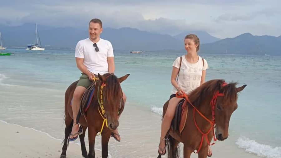 Gili Air: 1-Hour Horse Riding Adventure - Clothing and packing for the beach