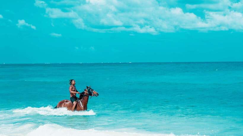 Gili Trawangan: Beach Horseback Riding with Pickup Hotel - Sunrise, afternoon, or sunset?