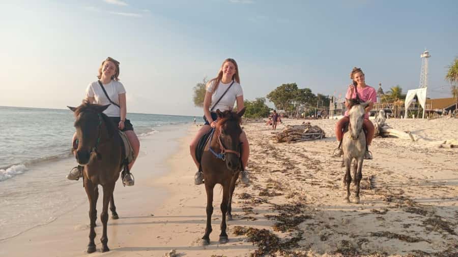Gili Trawangan: Horse Riding on the Beach - What a beach ride on Gili Trawangan feels like