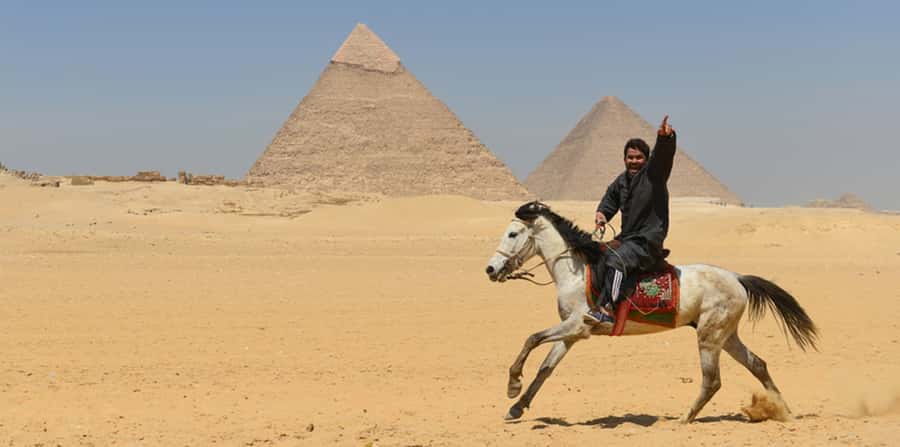 Giza: Arabian Horse Tour Around the Giza Pyramids - Riding toward the pyramids from a Giza stable