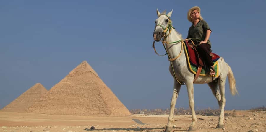Giza: Arabian Horse Tour Around the Giza Pyramids - Heading farther out toward the Great Sphinx