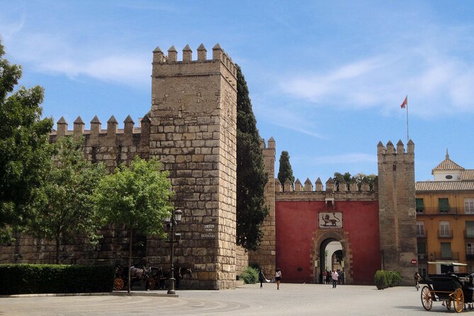 Horse and Carriage Sightseeing Tour in Seville - Along the Guadalquivir to the Torre del Oro