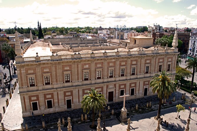 Horse and Carriage Sightseeing Tour in Seville - Champagne, language, and the personal touch