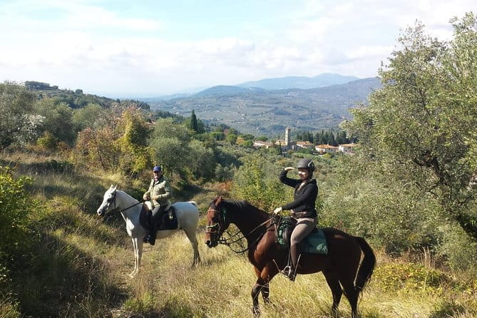 Horse ride, Olive Oil and local foods tasting in a Tuscan farm - Choosing a horse and getting ready to ride