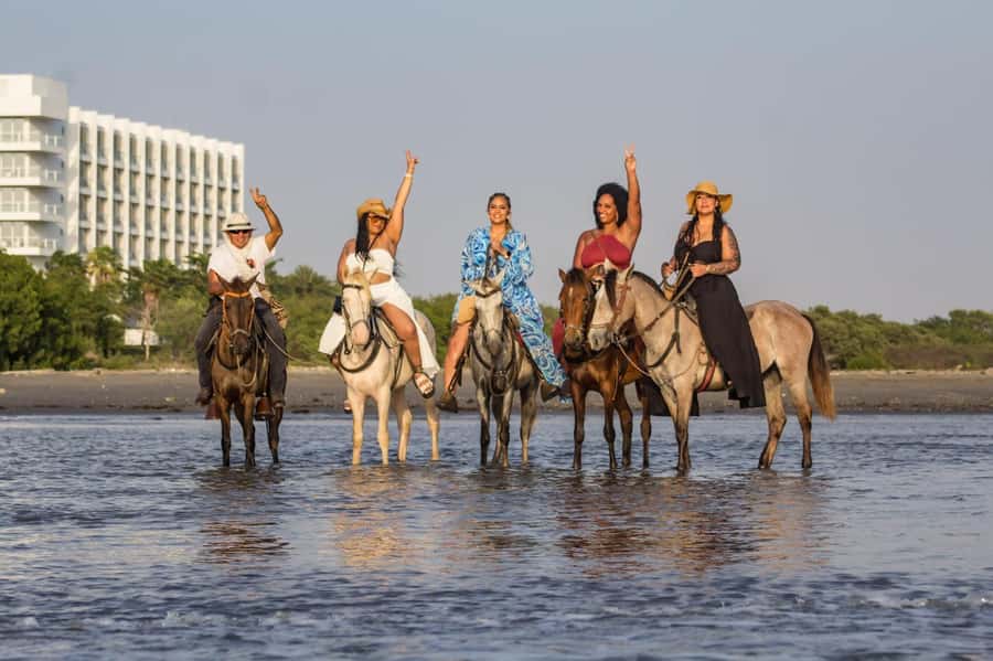 HORSE TOUR IN CARTAGENA BEACH - Private transport from Cartagena