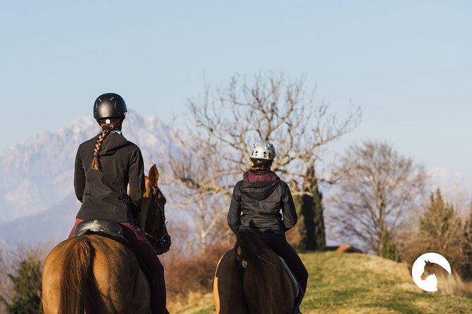 Horseback riding for experts between the lake and the mountains - Who should book this ride?