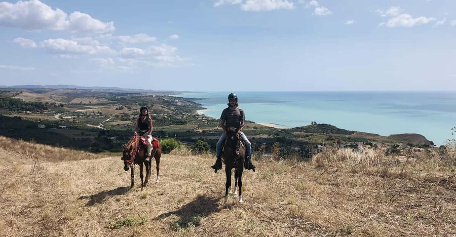 Horseback riding in the beaches of Sciacca - The Parelli approach changes the feel of the ride