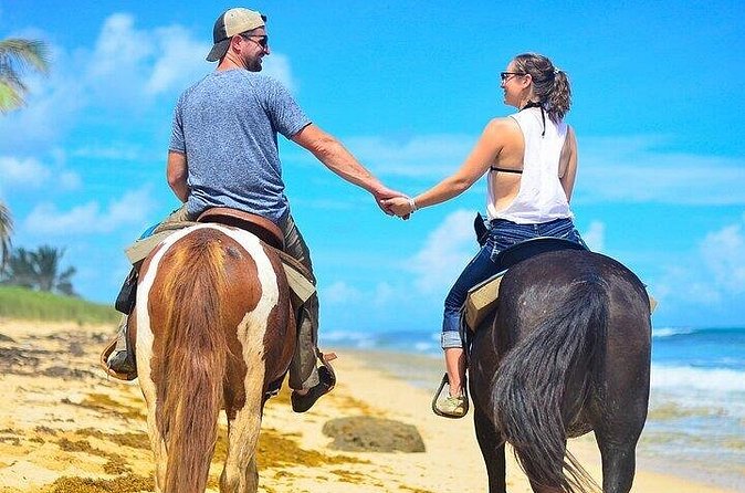 HorseBack Rinding to Macao Beach - The photographer and the extra-cost question
