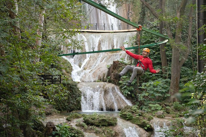 IBO Roller Zip in Cola de Caballo - Safety equipment and staff attention