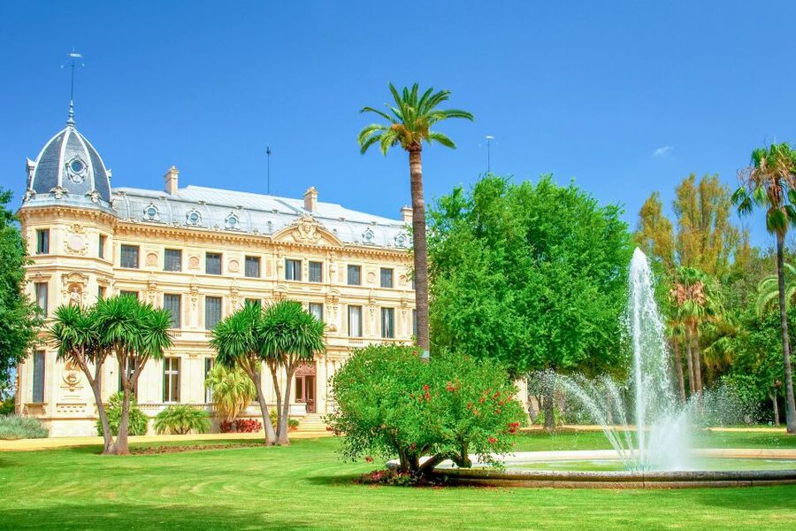 Jerez: Royal Andalusian School of Equestrian Art Admission - Meet the horses in the octagonal stables