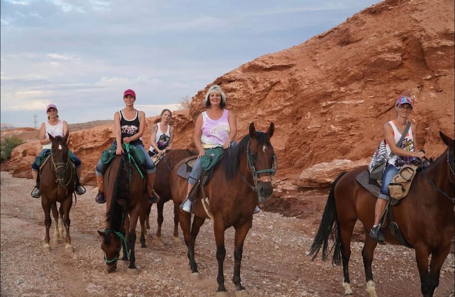Las Vegas: Horseback Riding Tour with Lunch - Clothing and comfort in the Nevada sun