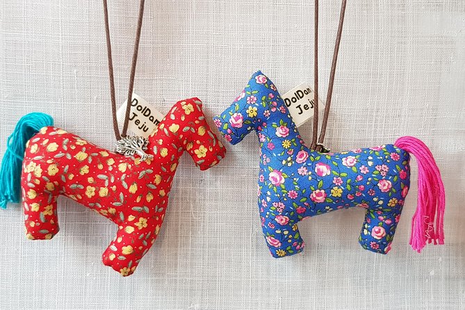 Making Jeju Pony Doll at Peaceful Seaside cafe - Meeting Sue and Hearing About Jeju Life