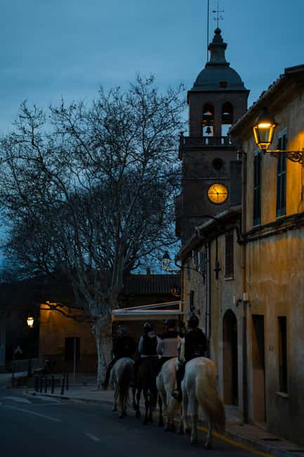 Mallorca: Sunset Horseback Ride with Drinks - The arena lesson makes a difference