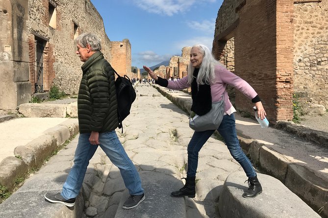 Pompeii Guided Tour & Horse Riding on Vesuvius with Lunch - Entering Pompeii with a local guide