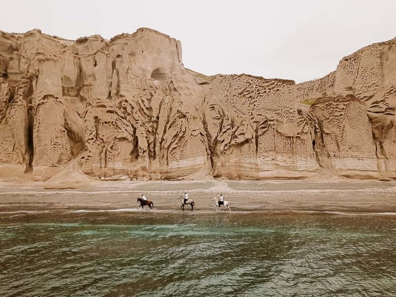 Santorini: Extreme Horse Safari with Beach Gallop - Horses, saddles, and what to wear