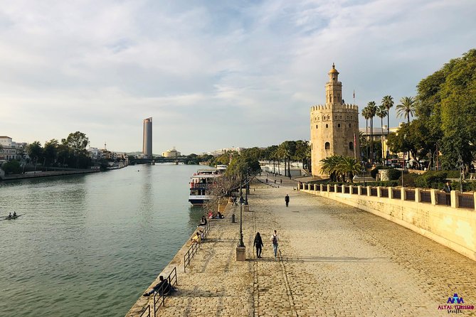 Seville Palaces: Dueñas Palace and Pilate House Tour - Meeting point, timing, and practical details