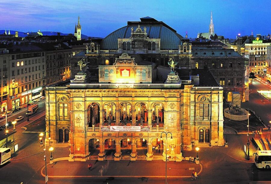 Vienna: Mozart Concert with Dinner and Carriage Ride - The Mozart-costumed guide keeps the evening moving